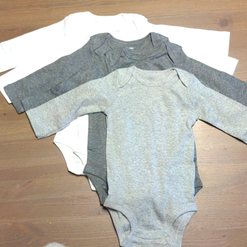 Nwot long sleeve onesies 3-6 months